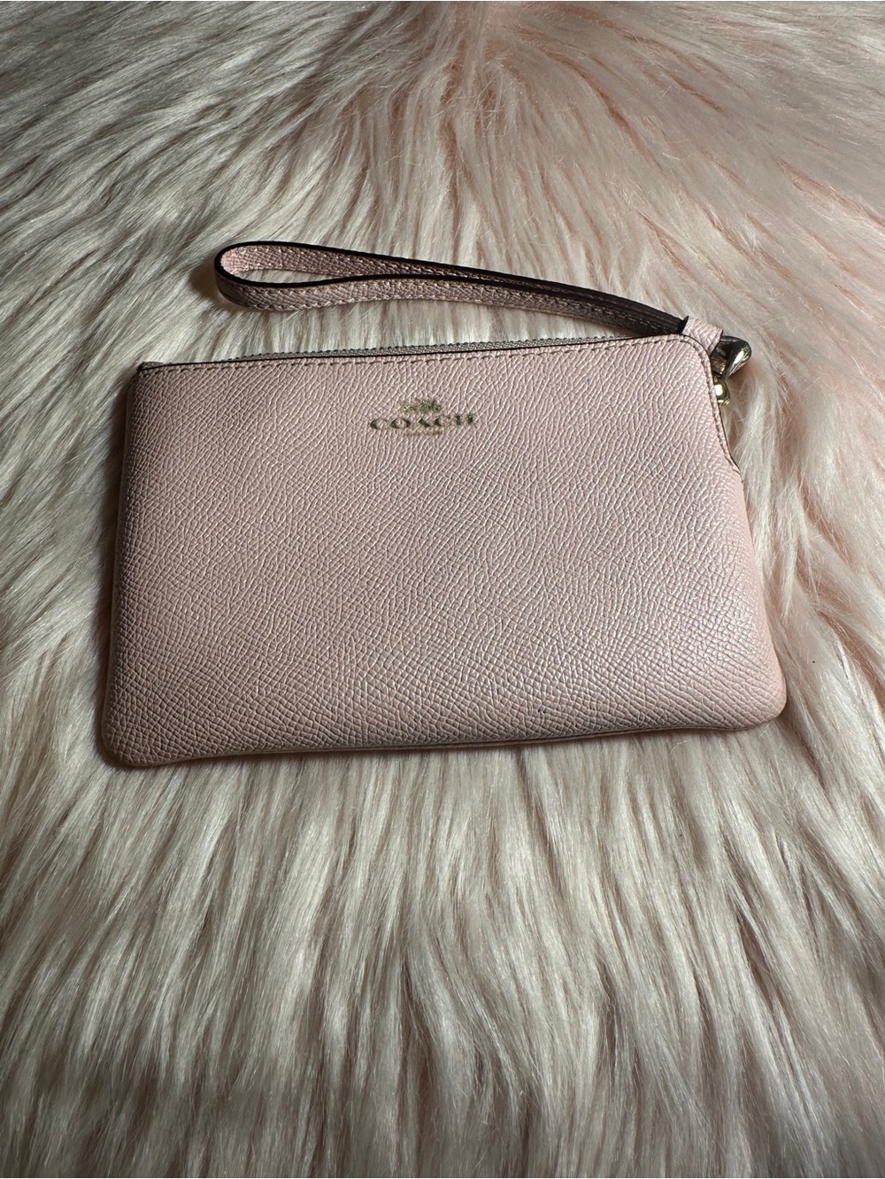 Coach Corner Zip Wristlet
Crossgrain leather Wristlet in
Dusty Rose